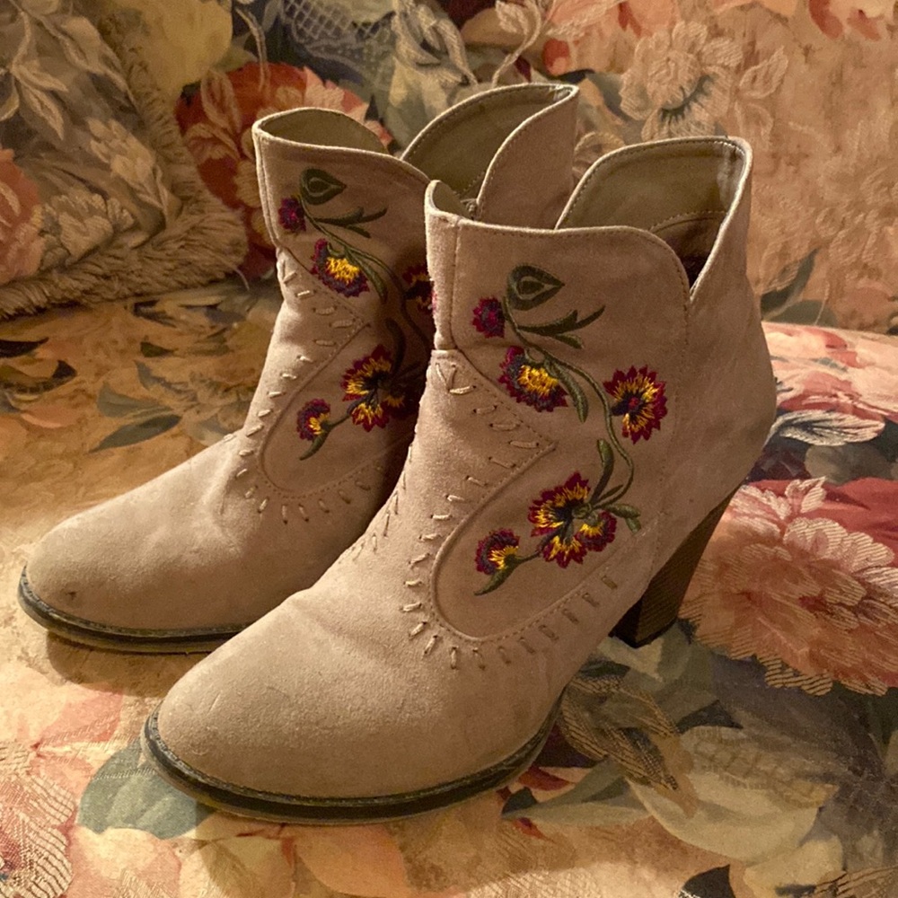 MIA (MELROSE) BOOTIE WITH FLORAL DESIGN